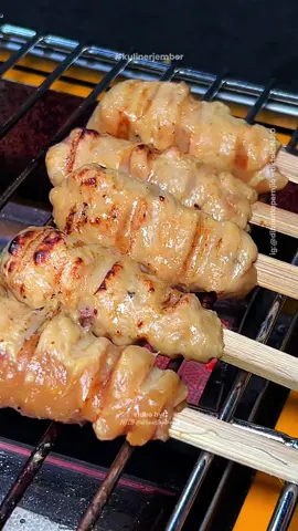 Masakan Bali enak, halal, murah di sekitaran kampus. Punya menu ayam betutu yang ayamnya diasap, ada nasi jinggo, sate lilit, dan rujak kuah pindang. Makanannya enak-enaak, harganya juga masih terjangkau bangeettt. Siapa suka juga sama sate lilit ayamnya mereka?  TUNIANG 📍Pujasera Jl. Kalimantan (kampus), Jember ⏰ 09.00-21.00 ✅ gofood, grabfood, shopeefood  Cabang Lain: 📍 Dukuhsia, Rambigundam, Rambipuji, Jember 📍 Jl. Gajahmada, Kaliwates, Jember #kulinerjember #dibuatlapernjio #kulinerviral #kulinertrending 