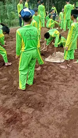 Belajar bertani memang luar biasa ya nak, terimakasih sudah bekerjasama hari ini. semoga kelak menjadi pribadi yang sukses dan rendah hati #bertani #berkebun #sekolah #projek #tani 