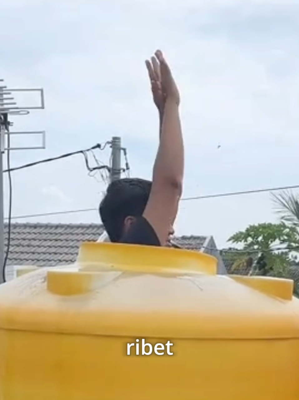 seribet ini bersihin tandon? mana kudu berkali-kali, saking takutnya air gampang kotor 😱 Padahal kalo pakai Aquapress, bikin air di tandon jadi aman bebas bakteri, jadi bisa ngurangin jadwal nyuci tandon yang ribet banget 🫶😭 #airkotor #bakteri #tandonair #filterair #tabletpembersih 