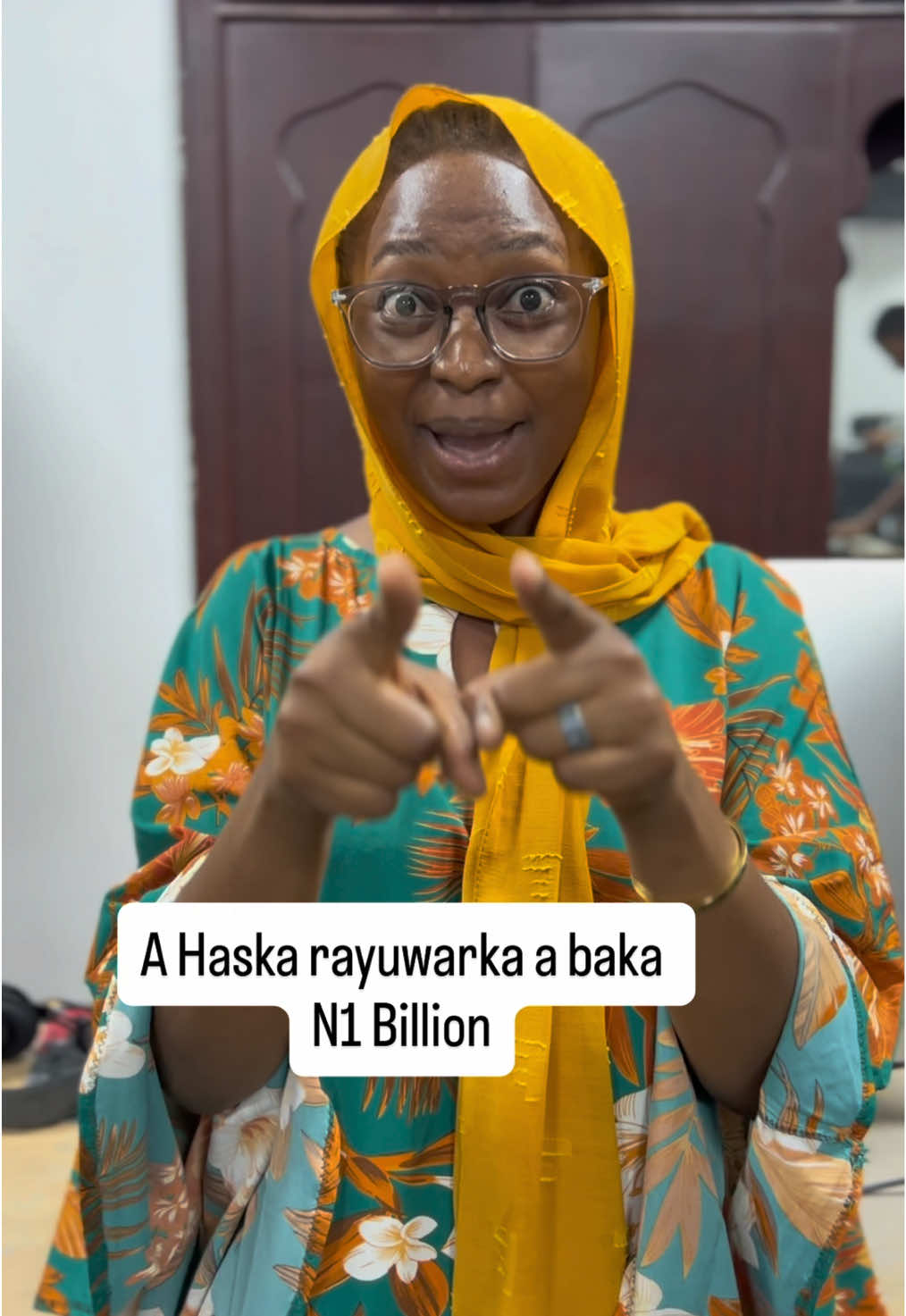 A Haska rayuwarka- a baka 1Billion Naira … ga ra’ayoyin ‘yan office din mu.  . Kamar fa akwai Kura 😂😂😂😂 . #likes #viralpost #dearsociety #fyp #arewa__tiktok  