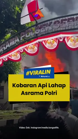 Dalam rekaman video amatir yang beredar di media sosial, kobaran api terlihat menjilat bangunan asrama. Asap hitam membubung tinggi, sementara sejumlah orang tampak sibuk mengevakuasi sepeda motor yang terparkir di sekitar lokasi. Petugas pemadam kebakaran pun masih berjibaku di lapangan. Namun, penyebab kebakaran hingga kini belum bisa dipastikan. Hingga kini, belum ada laporan resmi terkait korban jiwa maupun taksiran kerugian.  🎥: Dok. Instagram/media.tangselife. #viral #asramapolisi #tangerangselatan #kebakaran #akuratco