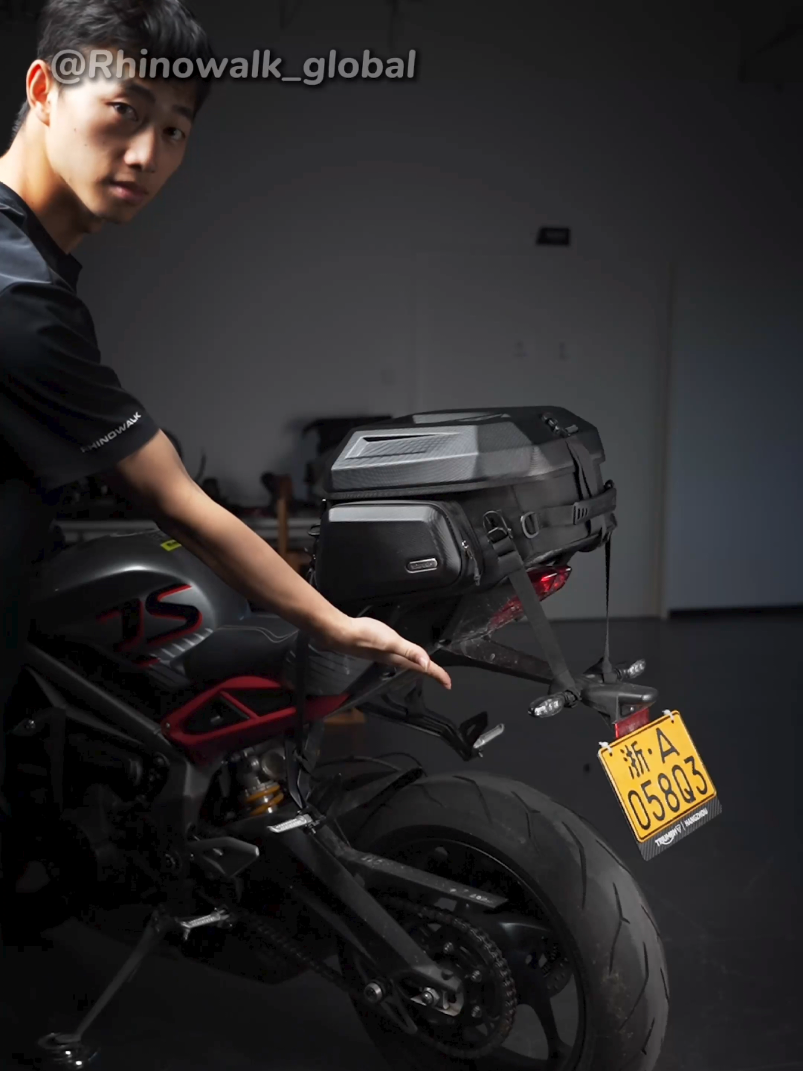 Fortress Series 🏍️🎒 Ride farther, pack smarter! ✔ ABS hard shell protection 🛡️ ✔ Expandable large capacity for helmet, clothes & camera 📸 ✔ Waterproof inner bag, no fear of rain 🌧️ ✔ Quick-release buckle ⚡ ✔ Switch to backpack mode anytime 👌 One bag, endless adventures 🔥 #Rhinowalk #MotorcycleLife #FortressSeries #MotoAdventure #RiderGear 
