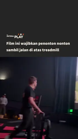 Screening film The Long Walk menghadirkan konsep yang tidak biasa, yakni setiap penonton diwajibkan menonton sambil berjalan di atas treadmill dengan kecepatan lebih dari 3 mil per jam. Selama film berlangsung, peserta harus tetap bergerak, dan jika berhenti, petugas segera mengarahkan penonton tersebut untuk meninggalkan teater. Aturan ini menjadikan pengalaman menonton tidak hanya soal visual, tetapi juga melibatkan fisik secara aktif. Konsep ini dirancang sebagai bentuk eksperimentasi yang menggabungkan tantangan fisik dan keterlibatan psikologis dengan alur cerita film. Dengan demikian, menonton tidak lagi menjadi aktivitas pasif, melainkan sebuah pengalaman imersif yang menuntut konsentrasi sekaligus ketahanan tubuh.  Bagaimana, tertarik mencoba cara menonton seunik ini? 📹: discussingfilm