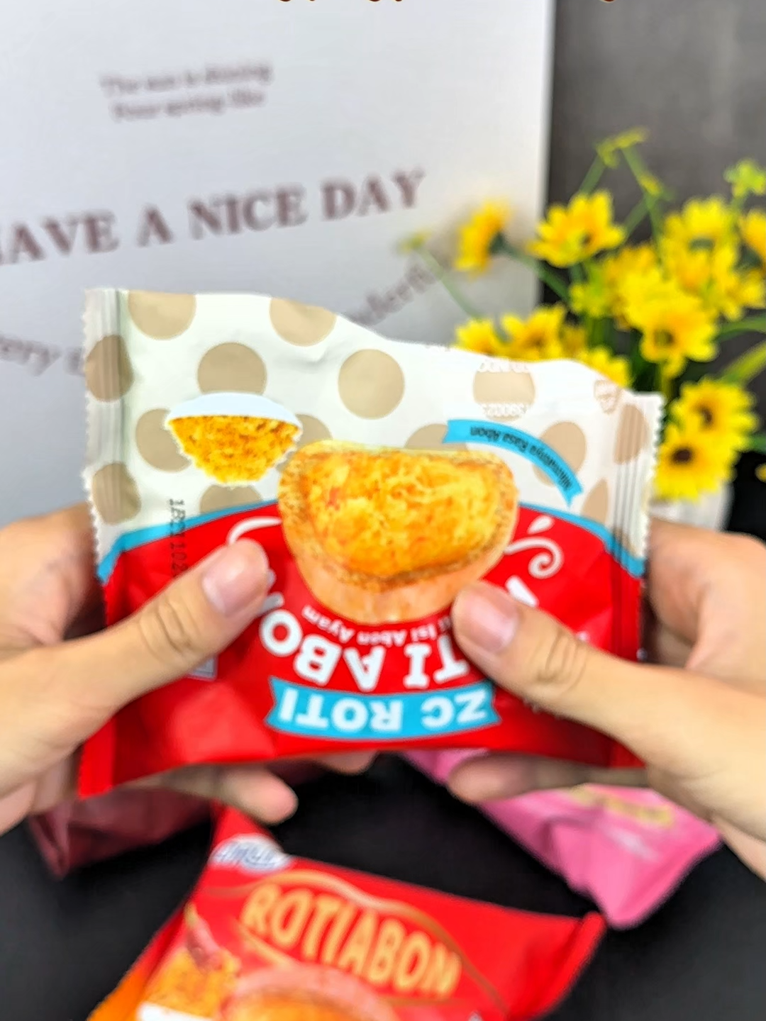 Roti yang Bikin Terpesona dalam Satu Gigitan! Tekstur lembut dan tidak menyebabkan tersedak, varian rasa seperti cokelat dan abon dapat dipilih, kemasan individual higienis dan praktis, saat lapar bisa menambah energi kapanpun～③
