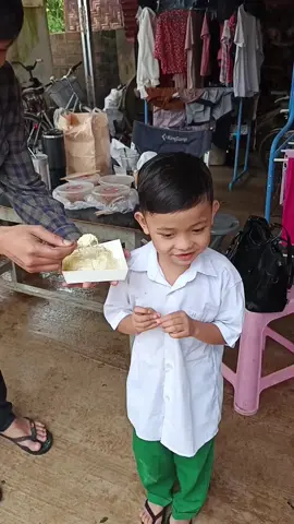 သူမစားချင်လို့ အတင်းငြင်းနေတာ
