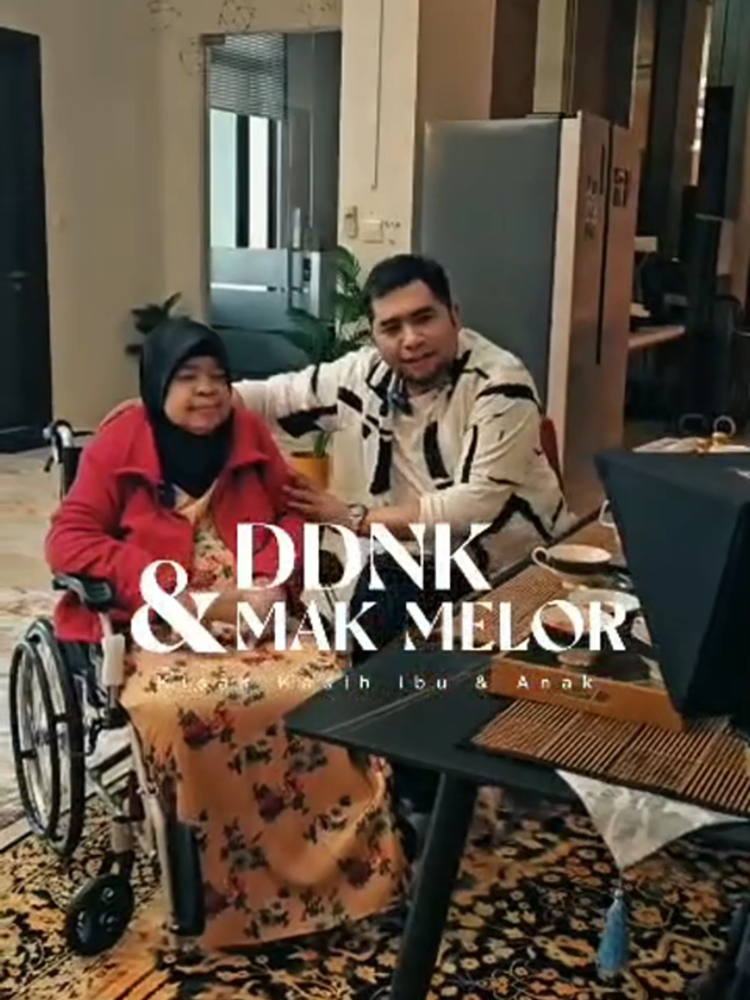 “Perjalanan Hidup Ini..”🎶 Itulah bait lagu indah nyanyian Allahyarhamah Zaiton Sameon yang menjadi moment teristimewa antara DDNK dan Mak Melor. Di sebalik kejayaan hari ini, tersimpan kisah pengorbanan seorang ibu…Mak Melor yang sanggup berkorban kasih dan masa bertahun-tahun, berjauhan dengan suami serta anak-anak tersayang. #DDNKxMakMelor #DDNK