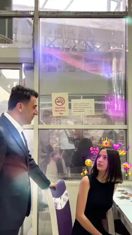 Tatlı kızımızın bir anlık şaşkınlığı ancak asıl büyüğüne verdiği saygı tepkisi 👏👏👏 