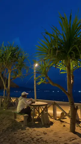 Salah satu spot ternyaman buat nenangin pikirin dipantai benteng kalianda 😍 tenang banget duduk disini nikmatin senja dan deburan suara ombaknya #pantaikalianda #kalianda #kalianda_lampung_selatan 