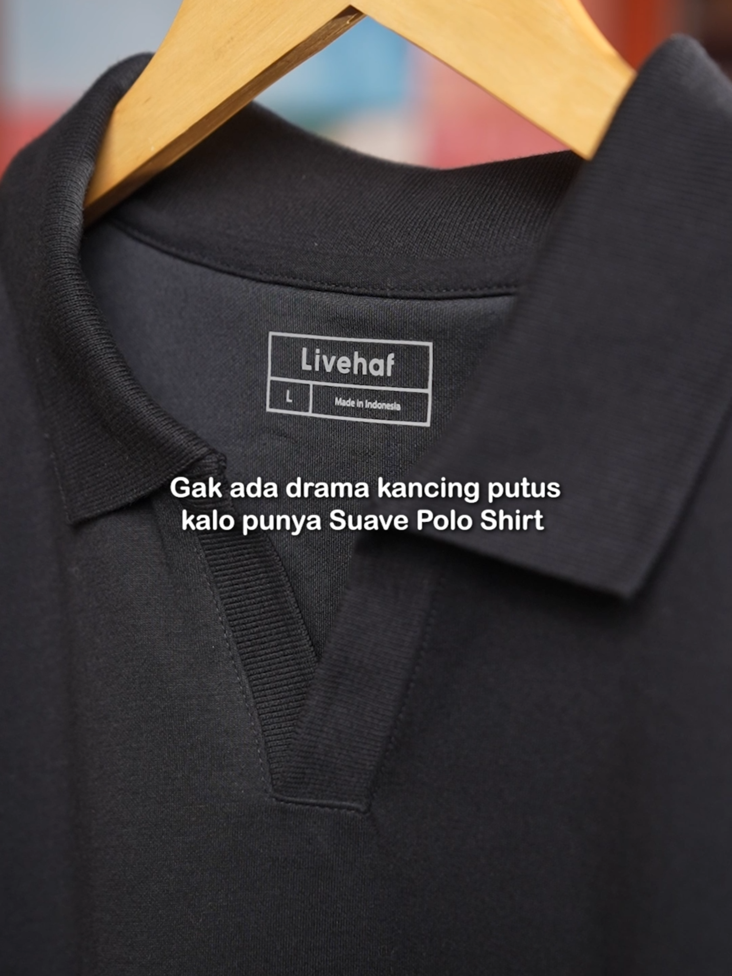 Dengan desain kerah rib tegak tanpa kancing, tampilan lebih clean, rapi dan gak ada drama kancing copot. Lo wajib punya 😌 #Livehaf #YourDailyWear #kemejapolo #kaospolo #kemejapria