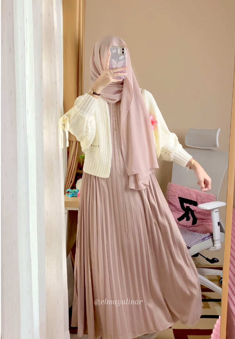 suka banget sama model innernyaa😖💗 #OOTD #inner #innerdress #plisket 