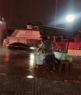 Chỉ có người đứng dưới mưa, mới hiểu được cơn mưa lạnh thế nào. Cũng như năm tháng đó, chỉ bản thân mình mới hiểu được đã khổ sở ra sao#abcxyz#xuhuongtiktok#đời#pyp#tiền 