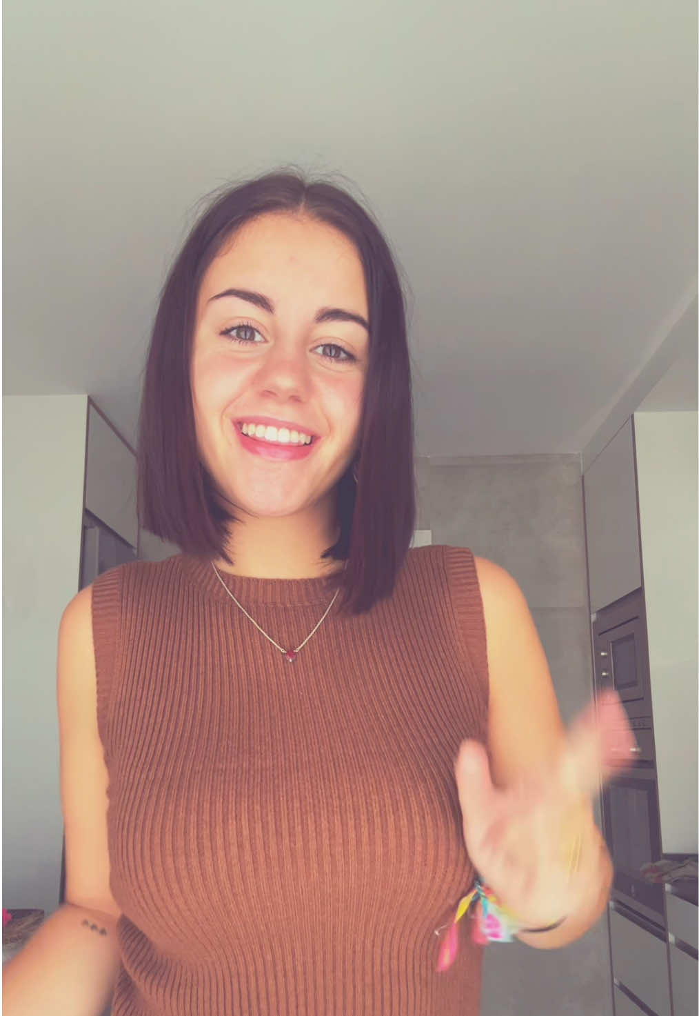 💇🏽‍♀️👋🏽