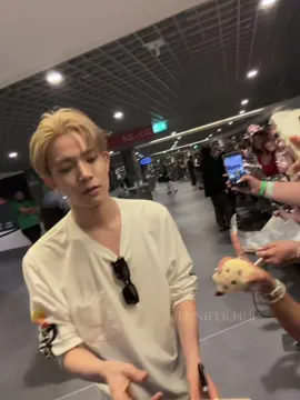 sendoff in Berlin!! Please watch till the end🥹 I was so lucky to get barricade They all signed my pcs and all took my letters sadly did not get a photo with hs and sh tho😭 [repost hihihi I like this ver more] #ENHYPEN#walktheline #berlin #engene #sendoff 