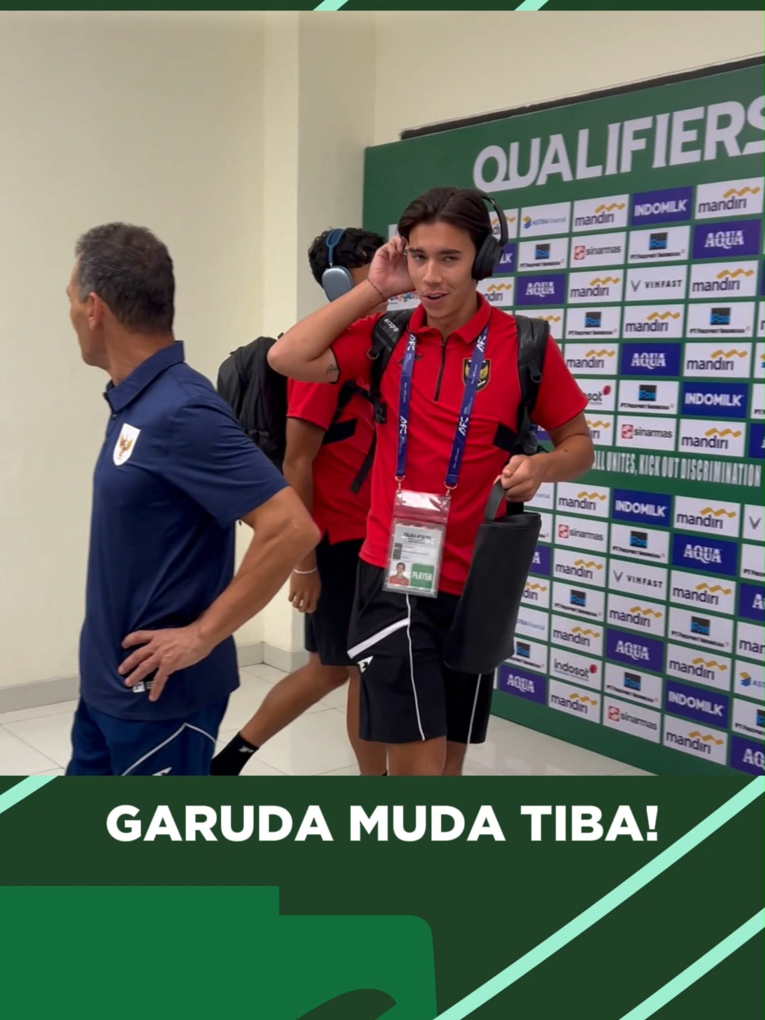 Skuad Garuda Muda telah tiba di Gelora Delta Sidoarjo. Siap tampil melawan Laos!  AYO TIMNAS INDONESIA!   #IndosiarSports #IndosiarRumahSepakbolaIndonesia #TimnasIndonesia #AFCU23AsianCupQualifiers #POVMinsports