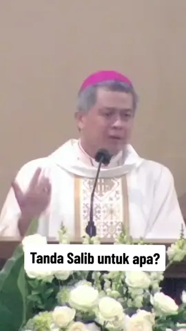 Berdasarkan sumber-sumber sejarah, Gereja Katolik sudah melakukan tanda salib sejak abad-abad awal kekristenan. Sulit untuk menentukan tanggal pastinya, namun ada bukti bahwa praktik ini sudah umum digunakan pada abad ke-2 dan ke-3. Berikut adalah beberapa poin penting tentang sejarah tanda salib:  * Abad ke-2 & ke-3: Bapa Gereja awal seperti Tertullianus (awal abad ke-3) menulis tentang umat Kristen yang membuat tanda salib di dahi mereka dalam berbagai kegiatan sehari-hari, seperti saat masuk atau keluar rumah, memakai pakaian, makan, dan tidur.  * Abad ke-4: St. Basilius melaporkan bahwa praktik tanda salib sudah ada sejak zaman para rasul.  * Awalnya kecil: Tanda salib yang dibuat pada awalnya adalah 