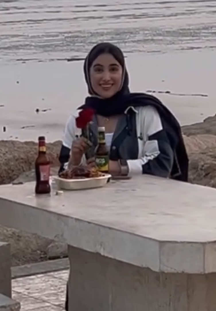 کنار دریا نشسته بود با یه مرغ بریون و دوتا دلستر… فکرشو نمی‌کردم بخنده و بشینه. وقتی با دست مرغو تیکه‌تیکه کرد و یه لقمه داد… فقط هنگ کرده بودم. دمش گرم خیلی مشتی بود👏🏻 آخرش گل رو گرفتااااااااااااااااااااا 🌹 موزیک جذاب : @omidnasri.official #بندرعباس #گل #سوپرایز #خوشحالی #شادی 