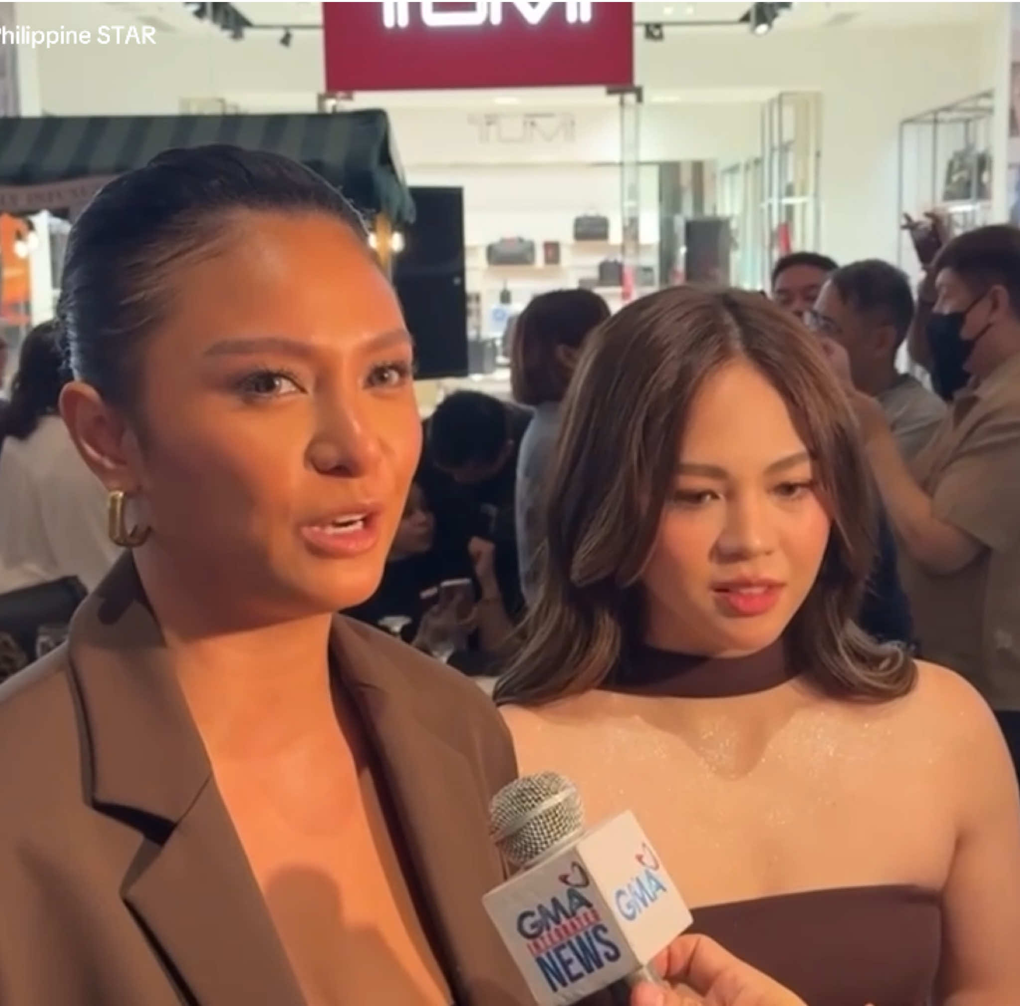 KISSING SCENE? ABANGAN 🙂‍↕️ “Open Endings” stars Klea Pineda and Janella Salvador shares they were guided by an intimacy coach for their Cinemalaya entry. When asked if they have a kissing scene in the sapphic film, Pineda replied with “Abangan.” | via Rona Amparo #philippinestar #EntertainmentNewsPH #janellasalvador #openendings 
