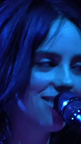 shes soo damn pretttyyy. @BILLIE EILISH #billieeilish #blue #piano #concerts #beautiful (cr to annemiek on yt)