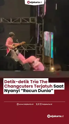 Detik-detik vokalis The Changcuters, Tria, terjatuh di panggung saat membawakan lagu “Racun Dunia” dalam konser di Bandung viral di media sosial. Insiden itu terjadi ketika Tria terlihat beraksi penuh energi, namun tiba-tiba kehilangan keseimbangan hingga jatuh. Beruntung, ia cepat bangkit dan kembali melanjutkan penampilan, disambut sorakan semangat dari para penonton. --- Baca selengkapnya di haijakarta.id . . . #haijakarta #haijakartaid #viral #thechangcuters #tria 