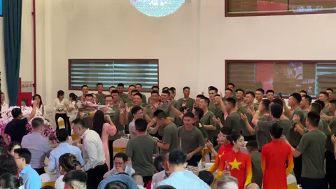 Các anh Trung Quốc đứng dậy lắng nghe một bài hát Trung Quốc, các anh ấy đã ủng hộ chị ấy rất nhiều #a80 #dieubinh #china #lienhoan #viral 