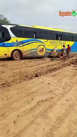 🚧 *Route Agadez–Tahoua : Calvaire des usagers en pleine saison des pluies* La situation devient préoccupante sur l’axe *Tahoua–Arlit*, notamment entre *Agadez et Tahoua*, où les usagers vivent un *véritable calvaire* en cette saison pluvieuse.  Ce *mercredi 03 septembre 2025*, plusieurs bus de transport ont été *bloqués sur la route*, certains *contraints d’y passer la nuit hier en raison de l’état dégradé de la chaussée et des inondations par endroits. Pour rappel, cette route est *stratégique*, car elle constitue *l’axe principal d’acheminement des ressources minières*, notamment *l’uranium*, depuis Arlit vers le reste du pays et au-delà.