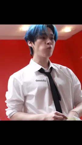 I have never seen anything that cute and its grown man eating tomatoes (and it still true) #leeknow #leeminho #straykids #skz #straykidsedit 