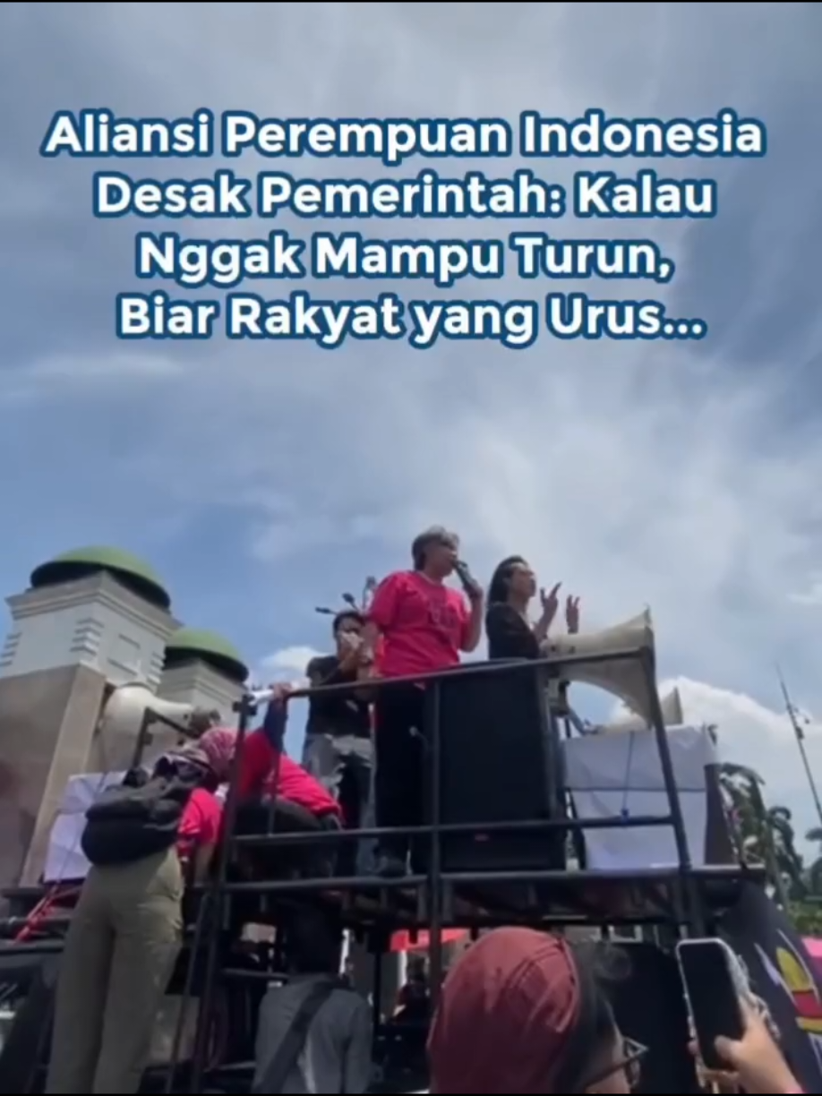 Aliansi Perempuan Indonesia (API) menggelar aksi unjuk rasa bertajuk “Perempuan Melawan Kekerasan Negara” di depan Gedung DPR RI, Jakarta, Rabu (3/9/2025).  Aksi ini digelar sebagai bentuk protes atas tindakan represif aparat TNI dan Polri yang dinilai mengedepankan pendekatan militeristik terhadap aksi-aksi demokratis masyarakat sipil. API menyuarakan enam tuntutan dalam aksi protes. Mereka mendesak Presiden Prabowo menghentikan kekerasan negara, menarik TNI-Polri dari urusan sipil, serta menjamin hak warga untuk berkumpul dan menyampaikan aspirasi.  API juga menuntut Kapolri mundur serta pembebasan seluruh tahanan dan aktivis tanpa syarat.   #AliansiPerempuanIndonesia #Demo #DemoDPR 