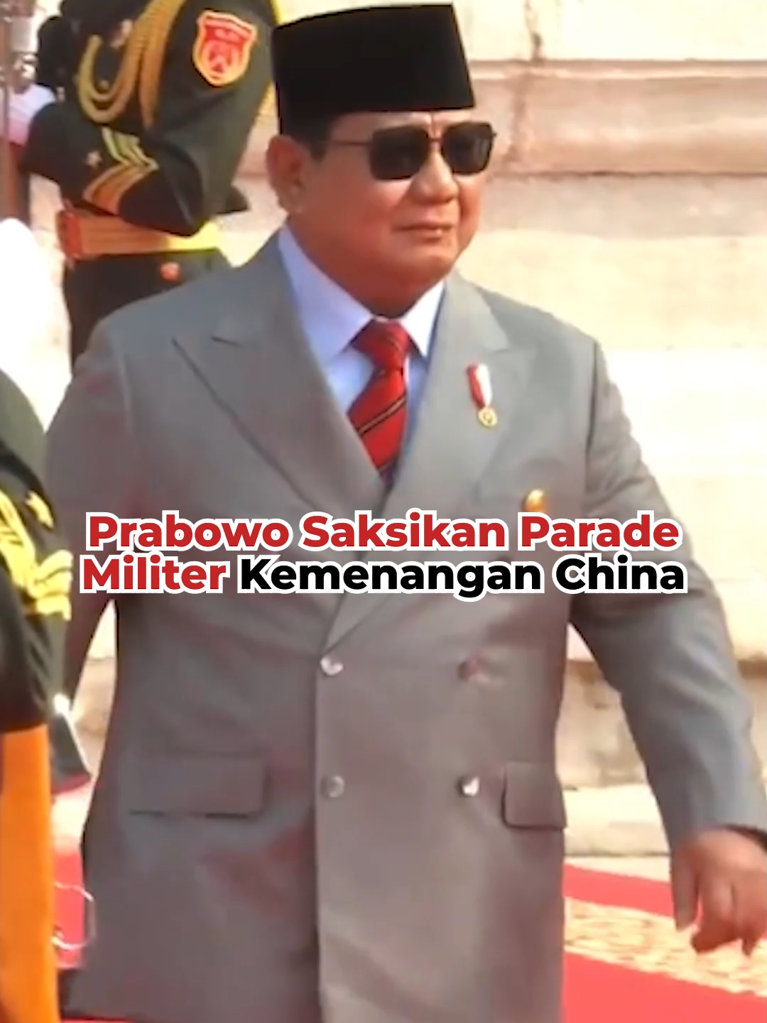 Langkah tegap ribuan prajurit tentara China menggema di lapangan luas Tiananmen Square, Rabu (3/9/2025), Beijing. Suara derap sepatu seolah berpadu dengan gemuruh mesin tempur, ketika parade militer digelar untuk memperingati 80 tahun kemenangan dalam Perang Dunia II. Prabowo hadir dengan setelan jas abu-abu, peci hitam, dan dasi merah. Di tribun kehormatan, ia duduk sejajar dengan sejumlah pemimpin dunia lainnya, seperti Presiden Rusia Vladimir Putin, Pemimpin Korea Utara Kim Jong-un, Presiden Vietnam Luong Cuong, Perdana Menteri Malaysia Anwar Ibrahim, hingga Presiden Belarus Alexander Lukashenko. #IDNTimes #tiktoknews #tiktokberita #salingjagasesamawarga #IDNTimes_NAI #tiktoktainment #TikTokNews #Viral #FYP #IDNTimesNews #DPR #Demo #PresidenPrabowo