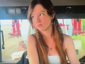 A group of young ladies from a German farm harvested silage, which really made the whole farm excited #farmlifegirls #tractorgirl #foryou #viral #xh 
