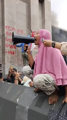 IBU INI BENAR BENAR PROVOKATOR DAN TERNYATA IBU INI TIMSES NYA pak Anies .. pantesan ibu ini minta pak Prabowo turun dan ganti nya pak Anies. penjarakan ibu karena sudah menghina presiden anjing goblok dan sebagainya . DAN IBU SEHARUSNYA TAU INI DEMO DPR BU BUKAN MENURUNKAN Presiden ! #DPR #ANARKIS #indonesia🇮🇩 #demodpr2025 