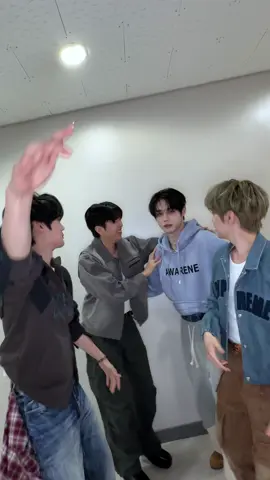 what #유재필 MC님 got is ICONIK⚡ 💿 Listen and Download zb1.lnk.to/NEVERSAYNEVER #ZEROBASEONE #KIMTAERAE #KIMGYUVIN #ICONIK_challenge 