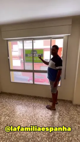 ✨ Hoje vivi um momento especial: tirei a placa de “Vende-se” porque esse apartamento já tem um novo dono — eu! 🙌 Mais um sonho realizado, meu primeiro apartamento próprio aqui na Espanha 🇪🇸. Foram anos de luta, adaptação, desafios e conquistas… e ver essa chave na minha mão é a prova de que todo esforço valeu a pena. 🙏 Agradeço a Deus por mais essa vitória e à minha família, que sempre esteve comigo nessa caminhada. 🏡 Agora é hora de escrever uma nova história dentro do nosso cantinho.