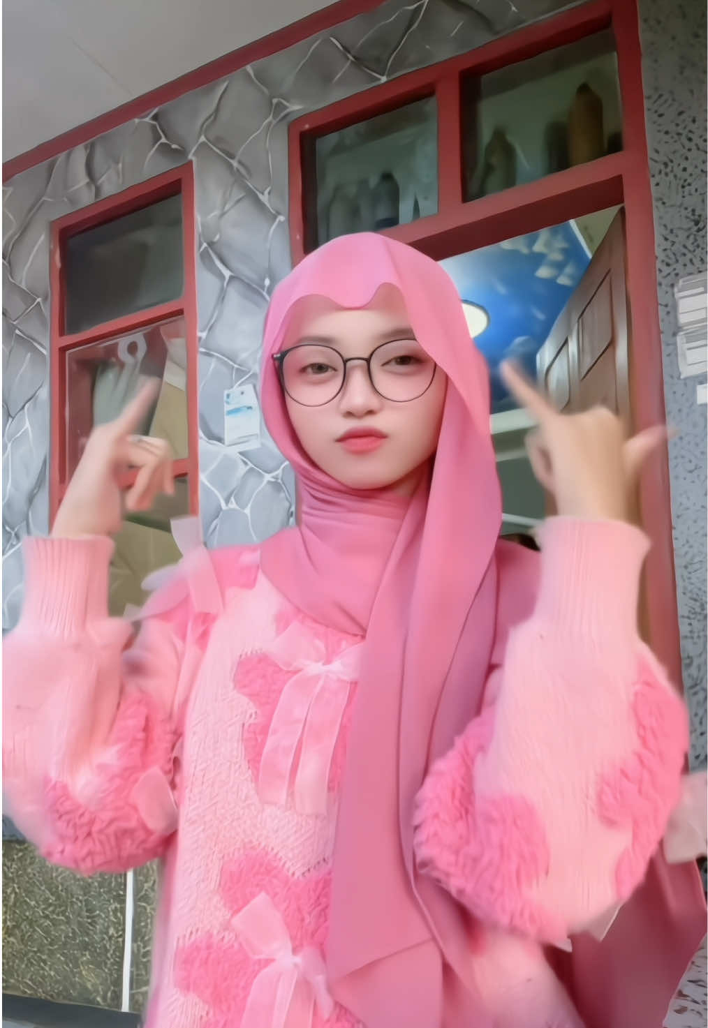 Pinky pinky🌷💅🏻#rekomendasioutfit #affiliatemarketing #sweaterlucu #foryou 