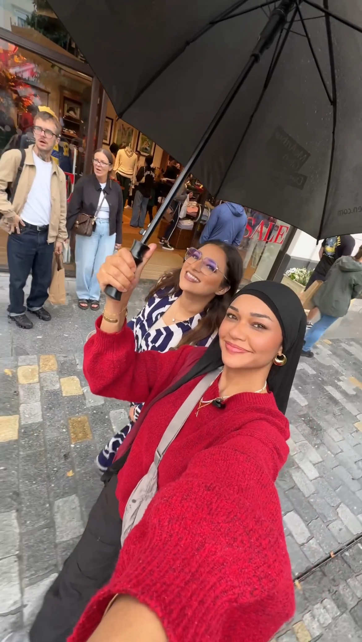 👭 The ultimate girls’ day out = shopping + food! 🛍️🍴@Amirah @Ayesha  From retail therapy to foodie heaven, @West Midlands Designer Outlet has it all — and the @Yalla! Food Festival is here until 12th October! Shop till you drop… then eat your way through to your hearts content 😍 Don’t miss it! 👀 #YallahFoodFestival #mcarthurglenwestmidlands #foodfestival #halalfood #birmingham 