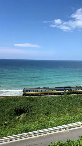 山陰の折居海岸を駆け抜ける、特急スーパーおき3号新山口行き。9月に入っても、まだ夏は終わりません。 #夏 #山陰 #鉄道 #Summer #shimane 