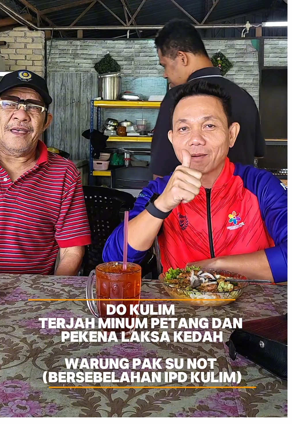 Alhamdulillah pada petang ini, saya mai terjah ke Warung Pak Su Not yang terletak di sebelah IPD Kulim. Warung ini, kepunyaan Mohd Noor bin Chin (Lebih dikenali sebagai Pak Su Not) dan dibantu oleh isterinya. Menu yang dihidangkan adalah nasi putih, nasi lemak dan pelbagai jenis masakan kampung dengan harga yang cukup berpatutan. Paling best warung ini, ada menu LAKSA KEDAH SPECIAL yang cukup sedap. Warung ini dibuka seawal 7.30 pagi sehingga 3.00 petang. Jom semua kita pakat - pakat mai Sarapan Pagi dan Makan Tengah Hari dan Minum Petang, di Warung Pak Su Not dan saya doakan semoga perniagaan Pak Su Not sekeluarga akan terus maju. Aaamiiin.
