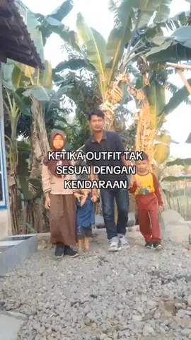 Bapak2 anak tiga numpang lewat 😅#ketikaoutfittidaksesuaidengankendaraan 