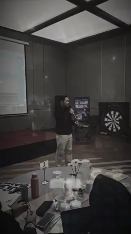 Di tengah suasana negeri yang penuh gejolak, kemarin saya memberanikan diri keluar rumah untuk mengisi seminar. Jujur, ada rasa was-was di hati… tapi ada hal yang lebih besar daripada sekadar rasa takut: keinginan untuk memberi manfaat. Bagi saya, kebermanfaatan itu punya level. Dan yang saya perjuangkan adalah kebermanfaatan 4.0 — mencetak pengusaha-pengusaha baru yang bukan hanya sukses untuk dirinya sendiri, tapi juga bermanfaat untuk keluarganya, untuk masyarakat, bahkan untuk fakir miskin di sekelilingnya. Itulah yang saya sebut kebermanfaatan 3.0 yang nyata. Saya sadar, perjalanan ini ada resikonya. Tapi bila satu ilmu bisa membuka pintu rezeki bagi banyak orang, bila satu nasihat bisa membuat seorang ayah mampu menafkahi keluarganya dengan lebih baik, maka risiko itu menjadi kecil dibanding manfaat yang akan lahir. Semoga Allah menjaga langkah ini, dan semoga apa yang saya bagi bisa menjadi amal jariyah yang terus mengalir.