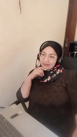 RUMAH PEJABAT DIJARAH Beberapa hari ini kita sedang dihebohkan oleh situasi yg nyata dari reaksi rakyat yaitu mendatangi rumah beberapa penjabat dan akhirnya terjadi penjarahan. Kalau orang miskin ngambil duit orang kaya sebutannya Ngerampok Kalau orang kaya ngambil duit orang miskin sebutannya Bisnis Kalau pejabat ngambil duit rakyat sebutannya Koruptor Kalau Pemerintah ngambil duit rakyat sebutannya Kebijakan Kalau oleh Rakyat untuk Rakyat sebutannya Menjarah  Pendapat kalian gimana lur, mengenai aksi yg saat ini sedang terjadi ??? #rumahpejabat  #trending  #viral  #sahroni 