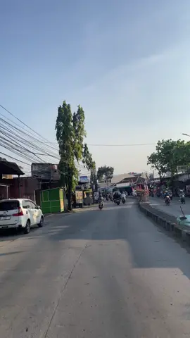 Dia tau gak ya kalo aku selalu sedia buat dengerin cerita dia tentang apapun, dan masalah apapun. Walau aku kurang bisa ngasih respon atau masukan yang bagus, tapi aku selalu mau jadi rumah buat dia pulang dan berkeluh kesah.