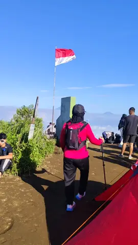 MasyaAllah, Alhamdulillah atas kuasaMu, aku dan keluargaku masih bisa menikmati indahnya alam ini.  #gunungandong #gunungandongviapendem #gunungandongviasawit #pendakiindonesia 
