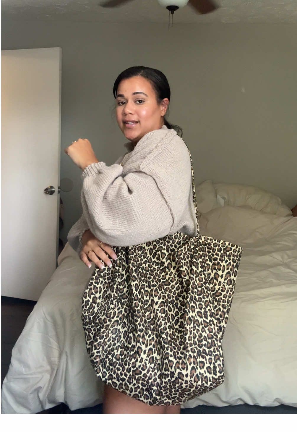 Serving wild but make it chic 🐆👜 This cheetah tote is the perfect statement bag — roomy enough for all my mom-life chaos but still giving main character energy ✨ #TikTokMadeMeBuyIt #BagTok #CheetahPrint #StatementBag #MomStyle 