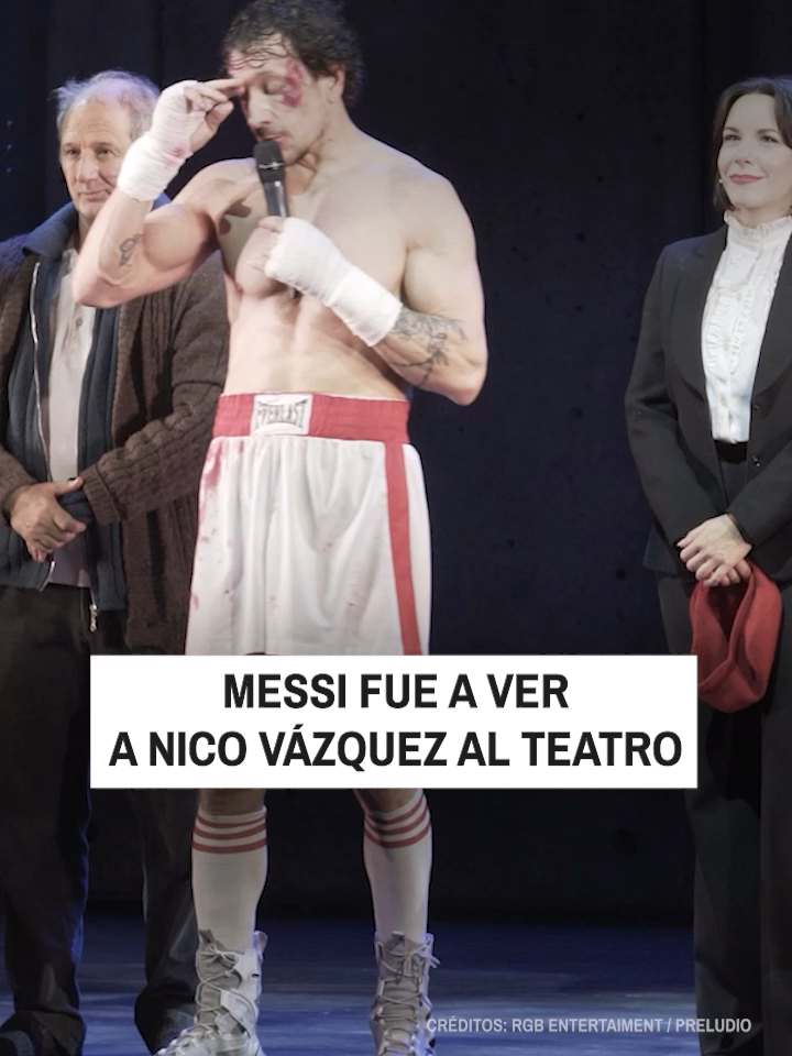 🤩 LIONEL MESSI SORPRENDIÓ: FUE A VER A NICO VÁZQUEZ AL TEATRO Messi asistió de manera inesperada a la obra Rocky, protagonizada por Nicolás Vázquez, junto a toda su familia. El público se enteró al final, cuando el capitán de la Selección se levantó entre aplausos. #LionelMessi #NicolVázquez #SelecciónArgentina #Teatro #A24