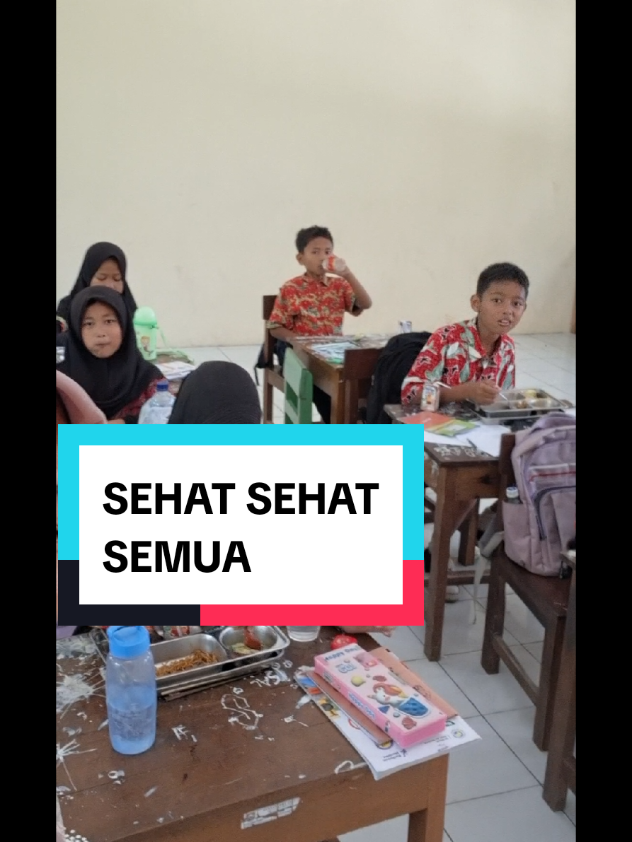 Hari ini, anak-anak SD Negeri 1 Bengle menerima makanan bergizi gratis dengan penuh keceriaan. 🥗🍇 Alhamdulillah, program ini menjadi langkah nyata untuk menumbuhkan generasi sehat, cerdas, dan berkarakter. 👉 Mari terus kita dukung bersama agar keberlangsungan program ini dapat memberikan manfaat yang lebih luas. 🙏 #SDN1Bengle #MakananBergizi #GenerasiSehat 