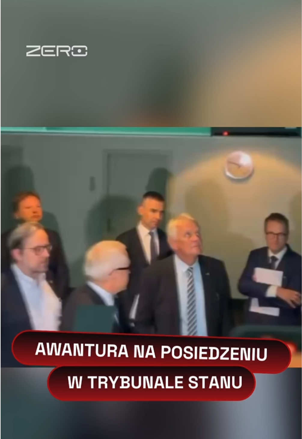 Ogromne emocje podczas posiedzenia Trybunału Stanu ws. uchylenia immunitetu Małgorzaty Manowskiej - sędzia Piotr Andrzejewski opuścił obrady.  Spór rozpoczął się jeszcze przed posiedzeniem, gdy obrońca Manowskiej wniósł o wyłączenie większości składu, argumentując, że sędziowie byli przesłuchiwani jako świadkowie. Części członków nie chciano wpuścić na salę, w tym Jacka Dubois. Ostatecznie sędziowie pojawili się na sali, gdzie doszło do awantury.🗣️ źródła: TVP i Polsat News