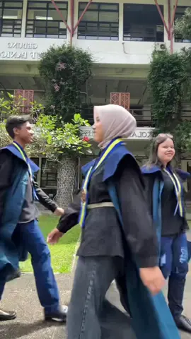 Today’s outfit: Toga 🎓 Ini another POV dari videonya @nabila ya ges🫵 (klo ga dimention nanti dimarahin 1 grup) #wisudaitb #itb #wisuda