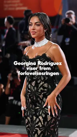 #Ronaldo sin forlovede #GeorginaRodriguez viste frem den mye omtalte ringen under #VeniceFilmFestival !👀😍 #venezia82   Video via: Getty Images 