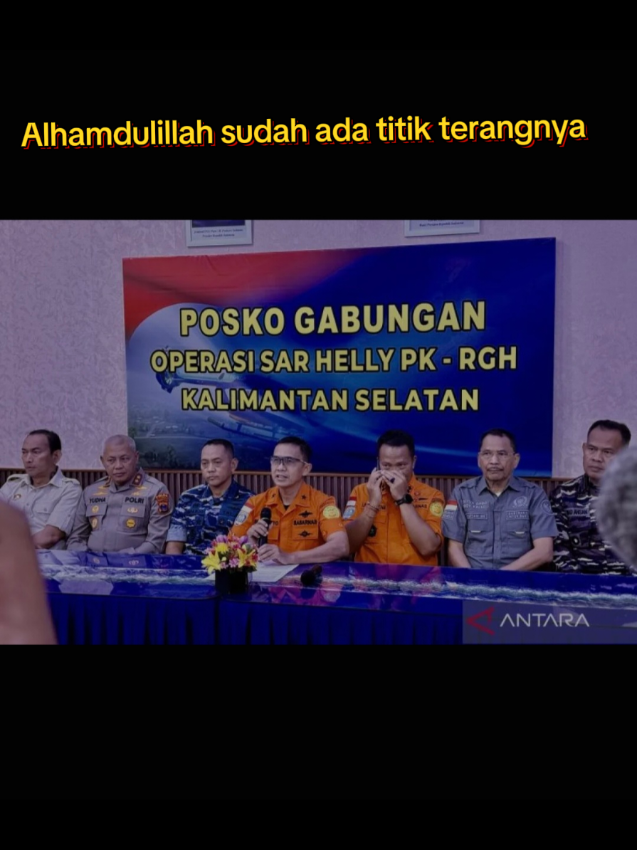 Mudah-mudahan informasinya Valid, ugasnusantara.co.id, TANAH BUMBU – Tim SAR gabungan berhasil menemukan bangkai helikopter tipe BK117 D3 milik Estindo Air yang sebelumnya hilang kontak. Penemuan dilakukan pada hari ketiga pencarian di kawasan hutan sekitar Air Terjun Mandin Damar, Kecamatan Mentewe, Kabupaten Tanah Bumbu, Kalimantan Selatan, Rabu (3/9/2025) sekitar pukul 14.45 WITA. Direktur Operasi Basarnas, Laksamana Bramantyo, dalam konferensi pers di Banjarbaru pada Rabu malam, menyampaikan bahwa tim menemukan satu korban pertama sekitar pukul 15.53 WITA atau berjarak sekitar 100 meter dari bangkai helikopter. “Jasad lain kemungkinan berada di dalam helikopter, namun hal ini masih didalami oleh tim di lapangan,” ujarnya seperti dikutip dari Antara News. Hingga kini, tim SAR gabungan terus melakukan proses evakuasi dan pemeriksaan menyeluruh di lokasi kejadian. Upaya tersebut dilakukan dengan tetap mengedepankan aspek keselamatan mengingat kondisi medan yang berat di kawasan perbukitan dan hutan lebat.#tanahbumbu #mantewe #basarnaskalsel #helijatuh https://lugasnusantara.co.id/2025/09/03/tim-sar-temukan-bangkai-helikopter-hilang-di-mantewe-tanah-bumbu/