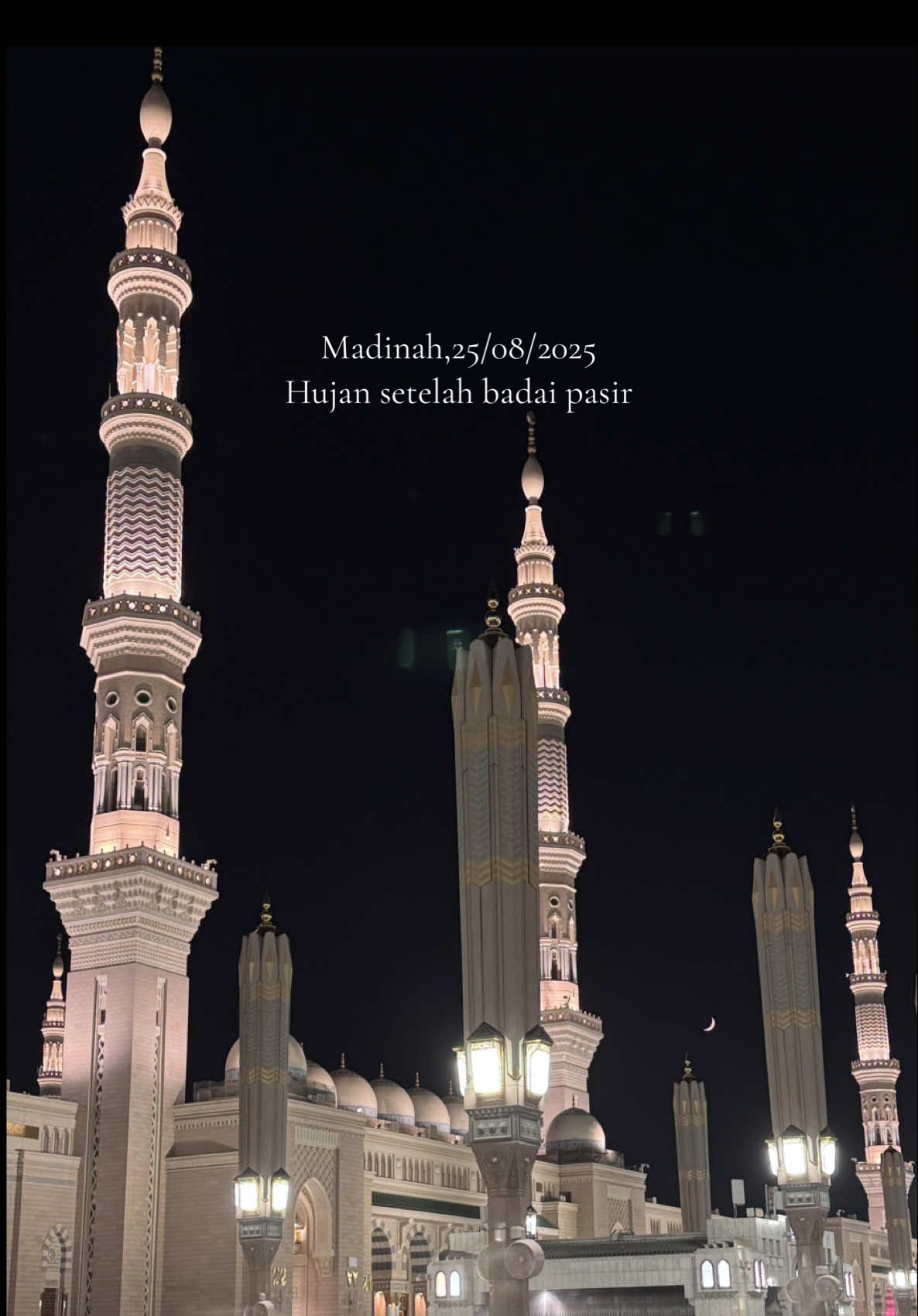 Madinah, 25-08-2025  Tidak ada yang lebih indah dan romantis dari hujan di Madinah, jutaan doa terpanjatkan, kebahagiaan tercurahkan, kenangan yang tidak akan terlupakan 💕 #madina  #hujanmadinah  #masjidnabawi  #umroh2025  #fypage 
