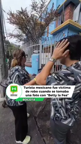 La delincuencia volvió a quedar en evidencia en la capital del país, luego de que un joven turista mexicano denunciara a través de sus redes sociales haber sido víctima de un robo mientras visitaba uno de los lugares más icónicos de la televisión colombiana: la casa de Betty la Fea. El hecho ocurrió cuando el joven se encontraba tomándose una fotografía frente a la fachada del inmueble ubicado en el barrio Teusaquillo. En el video, compartido en su cuenta de Instagram, se observa el momento exacto en que un delincuente conocido como “motorratón”, que se movilizaba en motocicleta, le arrebata de manera violenta el teléfono celular y huye a gran velocidad.